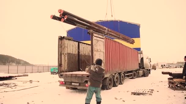 Ładowanie Rur Metalowych Ciężarówce Duża Suwnica Bramowa Osób Pracuje Składzie — Wideo stockowe