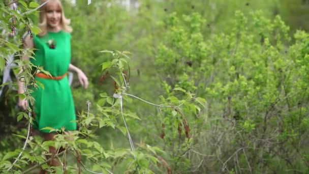 Фотограф Фотографує Модель Сукні Серед Зеленого Лісу — стокове відео
