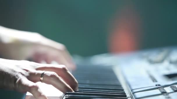 Παίξτε Πιάνο Κοντινό Πλάνο Γυναικεία Χέρια Παίζει Πιάνο Δάχτυλα Στα — Αρχείο Βίντεο