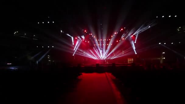 軽快な音楽のプレゼンテーション 燃える画面 投光照明 空のシーン 光のショー ドラムキットの炎 — ストック動画
