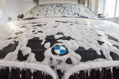 Araba tamir araba reklam araba yıkama, BMW reklam, Moskova, 1.11.2018: Siyah arabanın önünde BMW motor şirketi rozeti. Otomobil, motosiklet ve motor üretimi için BMW-Alman şirketi, foun