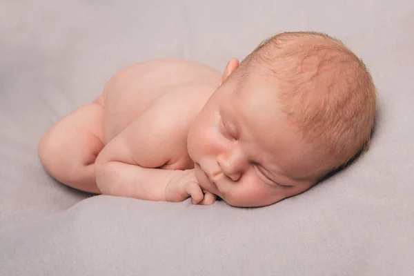 Гола новонароджена дитина спить скручена в м'яч — стокове фото