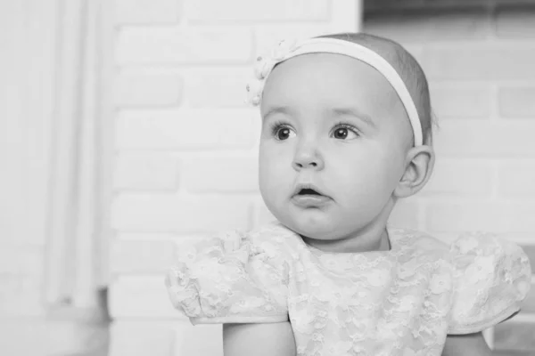 La cara de un niño con un vendaje en la cabeza de cerca —  Fotos de Stock