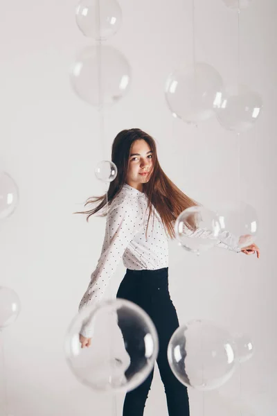 Foto aislada: retrato de una mujer guapa sonriente en un traje de negocios — Foto de Stock