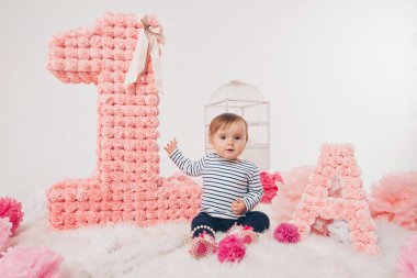 «Ana sayfa» görünümü: numaraları 1, yapay çiçek ve kuş kafesi arasında katta oturan kız çocuk annesi