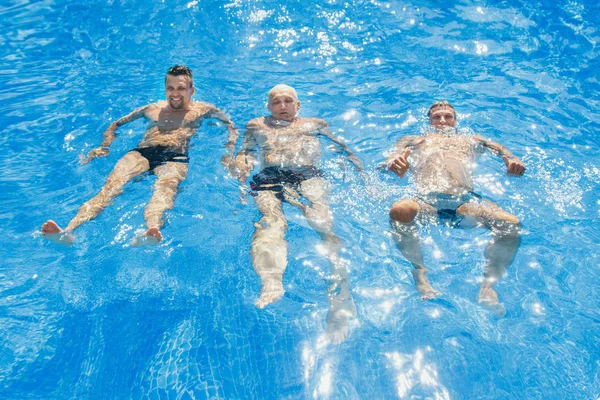 En grupp män som simmar i poolen — Stockfoto