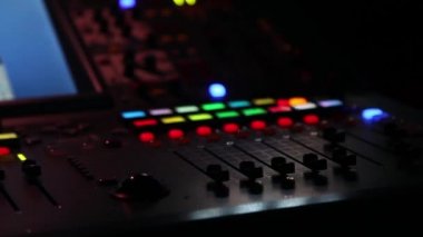 Uzaktan recordists portre. El ses efektleri ayarlar. Ses Tasarımcısı veya kulüp dj parti gece kulübünde çalışmak için elektrik makine masada. İşgal modern yaşam tarzı için nesneleri için arka plan dinle. Müzik oyuncu sahne clo ayarlama