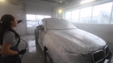 Araba tamir araba reklam araba yıkama, BMW reklam, Moskova, 1.11.2018: Siyah arabanın önünde BMW motor şirketi rozeti. 1916 yılında kurulan otomobil, motosiklet ve motorlar üretimi için BMW-Alman şirketi