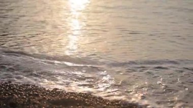 dalgalar kayalık deniz kıyısında yıkamak