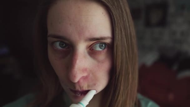 Het Gezicht Van Een Meisje Dat Haar Tandenborstels Met Een — Stockvideo