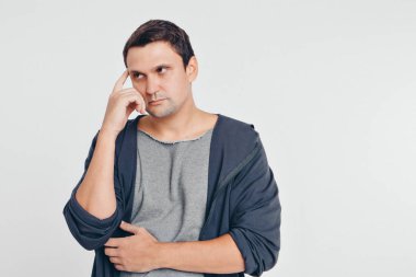adam düşünceli bir portre. Beyaz arka planda izole yüzünde eller ile adam