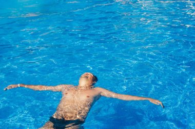 havuzda tatil tabaklanmış adam