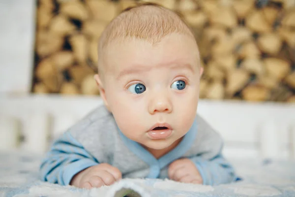 Portret van een kleine jongen: baby's gezicht close-up — Stockfoto