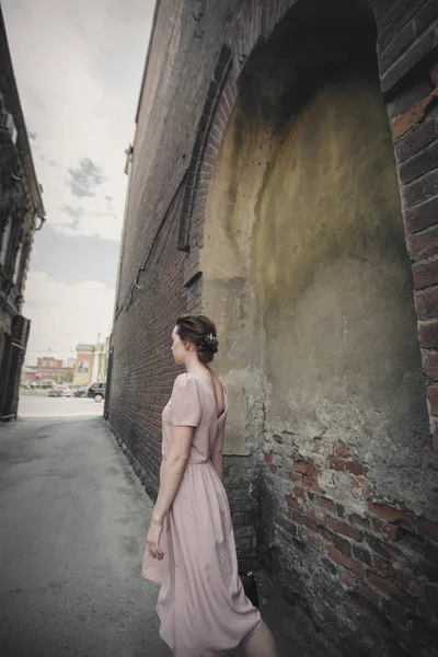 Ritratto di una bella ragazza sullo sfondo del paesaggio urbano — Foto Stock