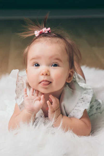 Bambina con la coda sulla testa che striscia sul pavimento — Foto Stock