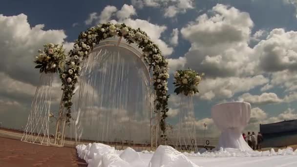 Przyspieszone Ceremonia Fotografowania Łuk Ślubny Tle Uruchomionych Chmur — Wideo stockowe