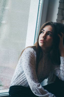 izole fotoğraf: bir iş elbiseli bir gülümseyen yakışıklı kadın portre