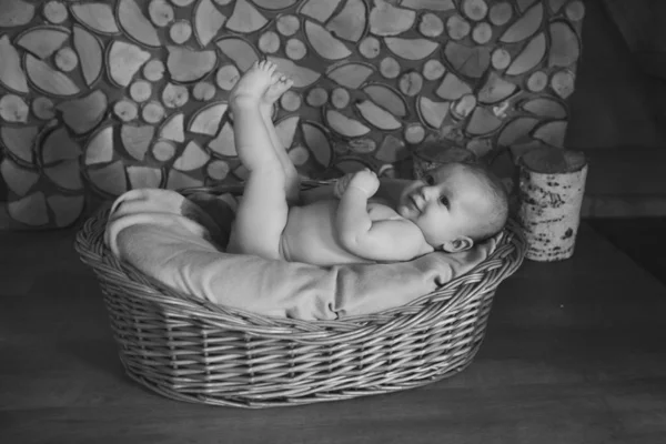 Newborn baby wrapped in a blanket sleeping in a basket — Stock Photo, Image