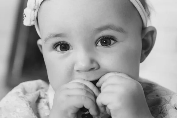 Retrato de un bebé recién nacido con una pluma en la cara — Foto de Stock
