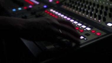 Uzaktan recordists portre. El ses efektleri ayarlar. Ses Tasarımcısı veya kulüp dj parti gece kulübünde çalışmak için elektrik makine masada. İşgal modern yaşam tarzı için nesneleri için arka plan dinle. Müzik oyuncu sahne clo ayarlama