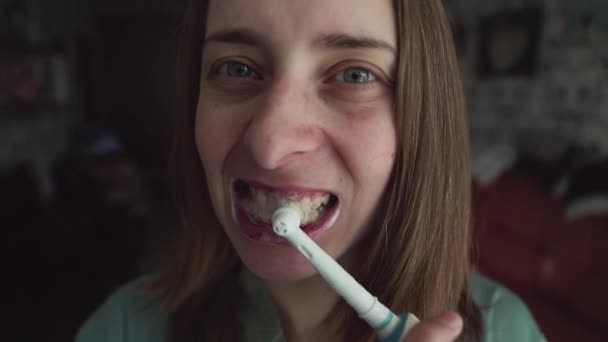 Cara Una Chica Que Cepilla Los Dientes Con Cepillo Eléctrico — Vídeos de Stock