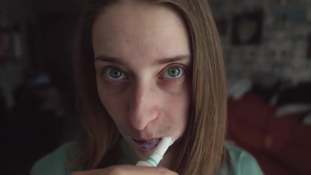 電気ブラシで歯を磨く女の子の顔クローズアップ — ストック動画