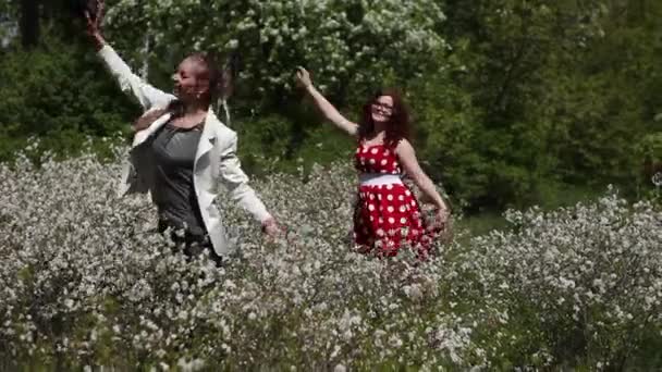 Fotógrafo Tira Fotos Modelo Vestido Entre Floresta Verde — Vídeo de Stock