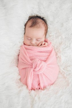 Yeni doğan bebek battaniyeye sarılmış uyur