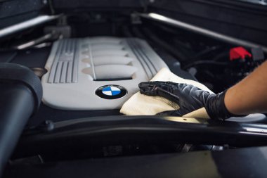 Araba tamir araba reklam araba yıkama, BMW reklam, Moskova, 1.11.2018: Siyah arabanın önünde BMW motor şirketi rozeti. Otomobil, motosiklet ve motor üretimi için BMW-Alman şirketi, foun