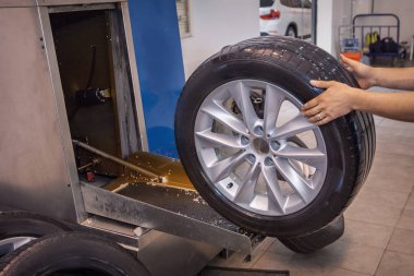 Araba tamir, reklam, Moskova, 1.11.2018 Bmw: Bmw motor şirketi rozet siyah bir araba önden. Bir Alman otomobil, motosiklet ve 1916 yılında kurulan şirket üretim motor BMW olduğunu