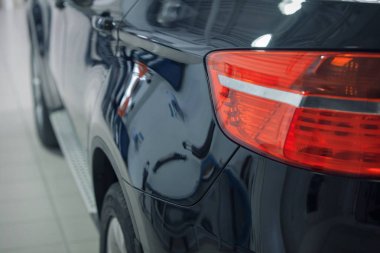 Araba tamir, reklam, Moskova, 1.11.2018 Bmw: Bmw motor şirketi rozet siyah bir araba önden. Bir Alman otomobil, motosiklet ve 1916 yılında kurulan şirket üretim motor BMW olduğunu