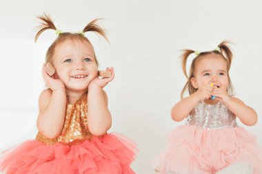 iki küçük kız beyaz zemin katta oynama