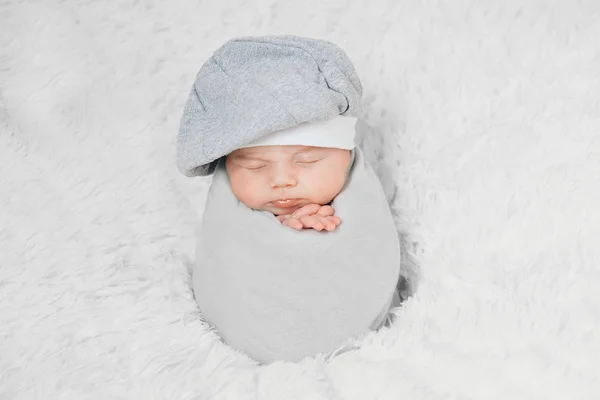 Pasgeboren baby ligt in een mooie hoed — Stockfoto