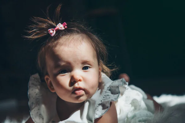 Petite fille avec une queue sur la tête rampant sur le sol — Photo