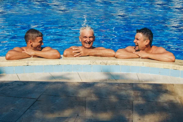 Een groep mannen zwemmen in het zwembad — Stockfoto