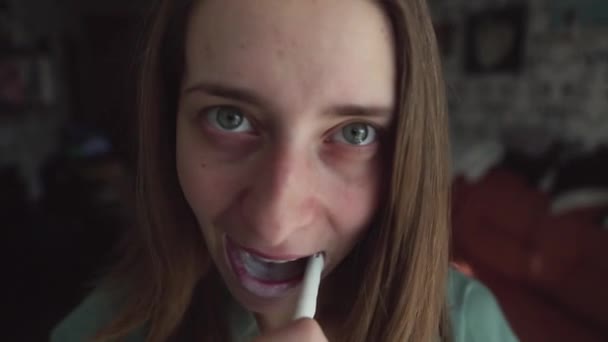 Πρόσωπο Ενός Κοριτσιού Που Βουρτσίζει Δόντια Της Ένα Ηλεκτρικό Πινέλο — Αρχείο Βίντεο