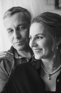 aşık çift beyaz zemin üzerine sarılmak. gülümseyen kadın ve erkek. Sevgililer günü