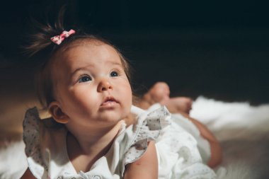 yerde sürünen başında bir kuyruklu küçük kız