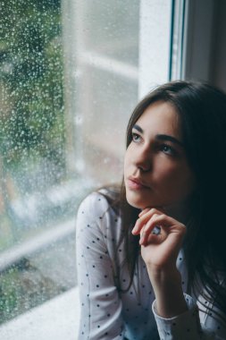 izole fotoğraf: bir iş elbiseli bir gülümseyen yakışıklı kadın portre