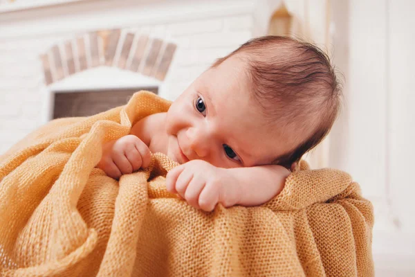 Retrato de una niña: primer plano de la cara del bebé —  Fotos de Stock