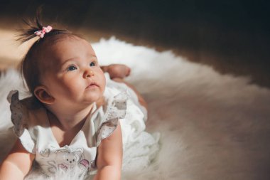 yerde sürünen başında bir kuyruklu küçük kız