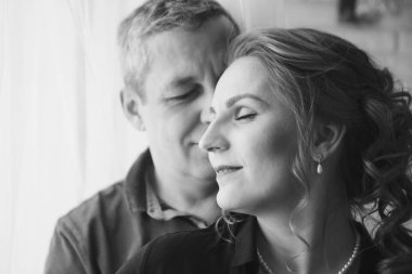 aşık çift beyaz zemin üzerine sarılmak. gülümseyen kadın ve erkek. Sevgililer günü