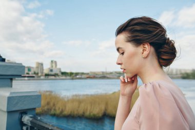 kentsel peyzaj zemin üzerine güzel bir kızın portresi