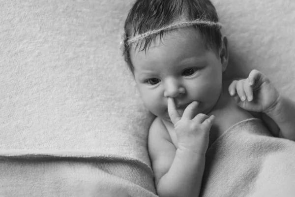 Портрет новорожденного с ручкой на лице: палец в носу — стоковое фото