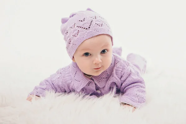 Newborn baby lies in a beautiful hat — Stock Photo, Image