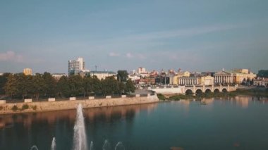 Rusya kuş bakışı görünümü. Chelyabinsk drone. Rus şehir manzarası. şehir manzarası ile su üzerinde bir quadrocopter uçan, yüksek katlı binanın dolgu