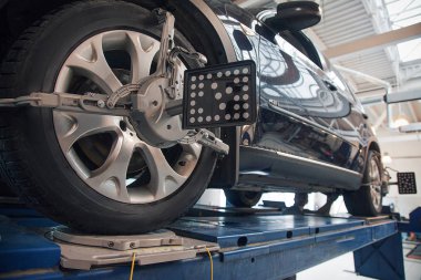 Araba tamir: tekerlek yerine portre. mekanik vidalama veya unscrewing araba tekerleği araba servisi Garage