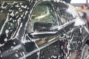 Araba tamir araba reklam araba yıkama, BMW reklam, Moskova, 1.11.2018: Siyah arabanın önünde BMW motor şirketi rozeti. Otomobil, motosiklet ve motor üretimi için BMW-Alman şirketi, foun