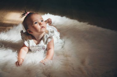 yerde sürünen başında bir kuyruklu küçük kız