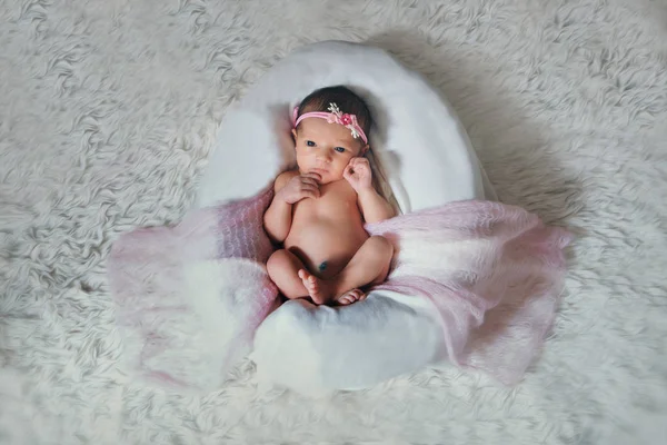 刚出生的婴儿裹在毯子里睡在篮子里 — 图库照片